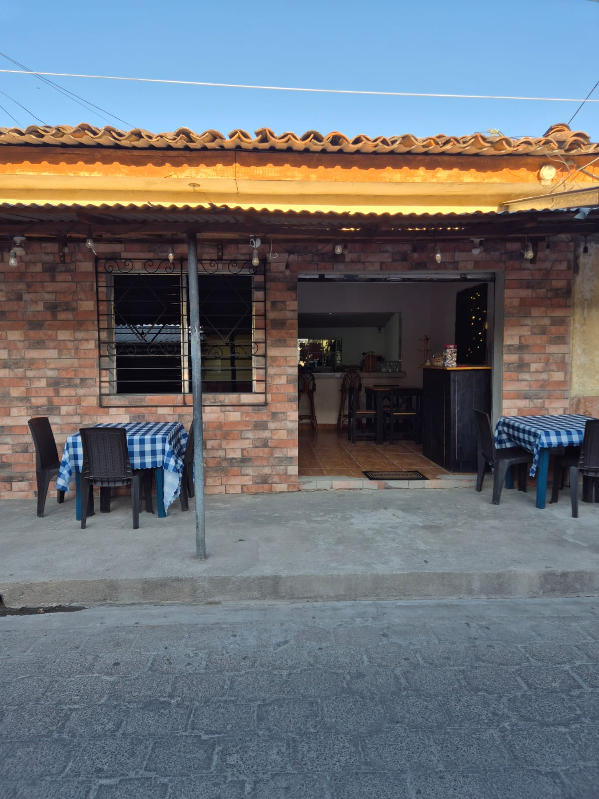 Interior del local — Pupusería Sandra